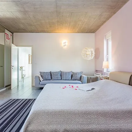 Villa Windrose For 8 Persons Near With Large Garden