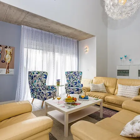 Windrose For 8 Persons Near With Large Garden Villa