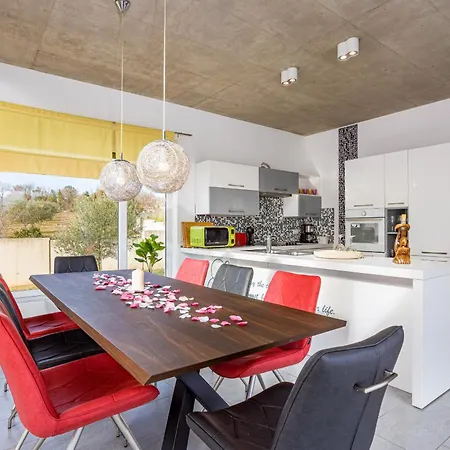 Windrose For 8 Persons Near With Large Garden