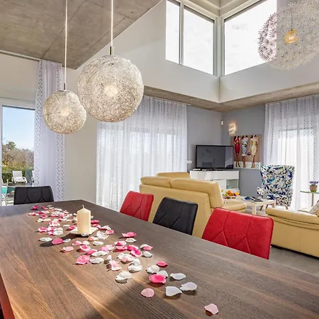 Windrose For 8 Persons Near With Large Garden Villa Marčana