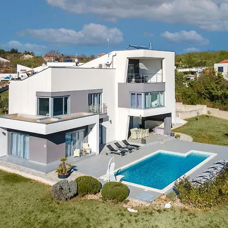 Windrose For 8 Persons Near With Large Garden Villa *