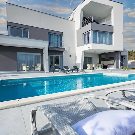 Windrose For 8 Persons Near With Large Garden Villa